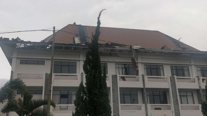 Kantor Bupati Manggarai rusak akibat terjangan Siklon Seroja.