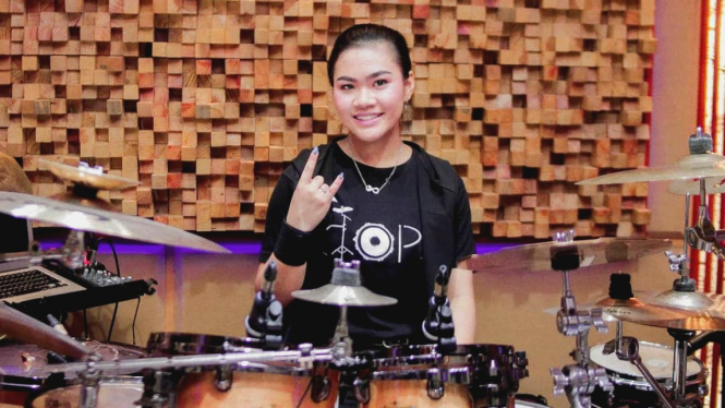 Drummer cantik, Monica Kezia Bunga pecahkan rekor MURI