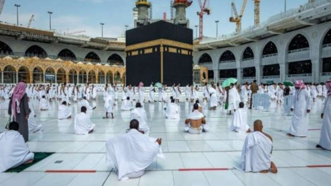 Jemaah umrah di Masjidil Haram, Mekah, Arab Saudi dengan protokol kesehatan