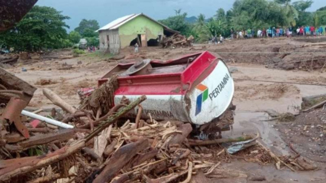 Sejumlah rumah dan kendaraan rusak akibat banjir bandang di Desa Waiburak, Kecamatan Adonara Timur, Flores Timur, NTT, Minggu, 4 April 2021.