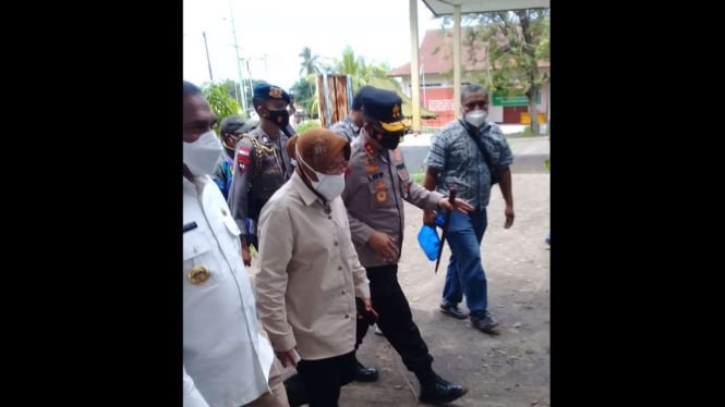 Mensos Risma di Kantor Kecamatan Adonara Timur, Kabupaten Adonara, NTT (06/04).