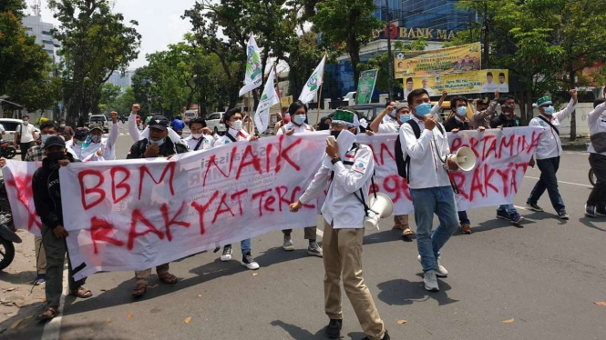 Unjuk rasa tolak kenaikan BBM nonsubsidi di Kantor Gubernur Sumut di Medan.