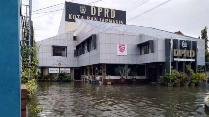 Halaman gedung DPRD Kota Banjarmasin tergenang akibat air pasang cukup tinggi hingga memicu banjir di sejumlah wilayah di kota itu pada Selasa, 6 April 2021.