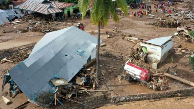 Kondisi permukiman warga yang rusak akibat banjir bandang di Waiwerang, Adonara Timur, Kabupaten Flores Timur, Nusa Tenggara Timur, Selasa, 6 April 2021.