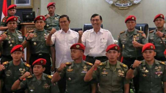 VIVA Militer: Jenderal TNI (HOR) (Purn.) Luhut Panjaitan dengan anggota Kopassus