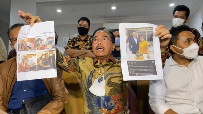 Hotma Sitompul menggelar konferensi pers