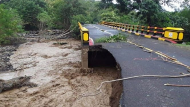 Kondisi salah satu jembatan yang rusak