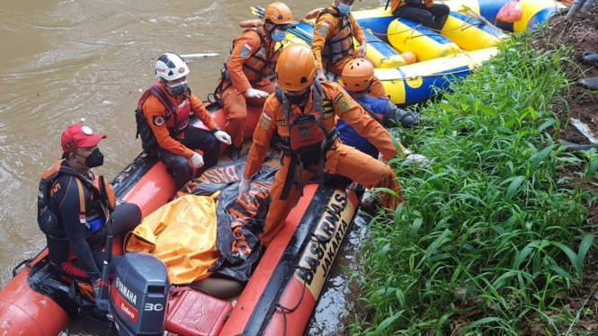 Pencarian Daffa (18) di Kali Pesangrahan, Jakarta Barat. 