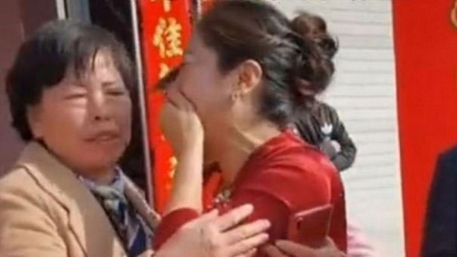 Seorang ibu di China bertemu dengan anak perempuannya yang telah lama hilang.