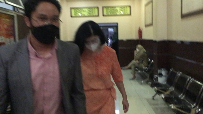 Desiree Tarigan saat mendatangi Polres Metro Jakarta Selatan