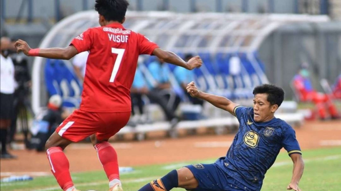 Duel Persela vs Persik di Piala Menpora 2021. 