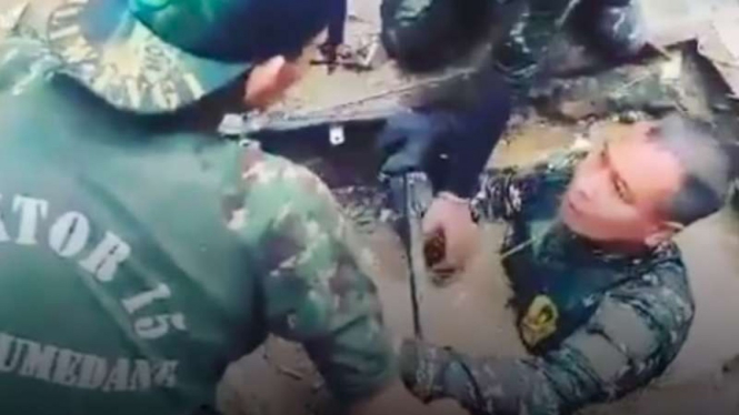 VIVA Militer: Prajurit TNI masuk ke dalam selokan kotor