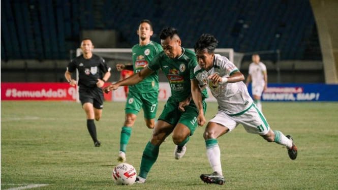 Duel PSS Sleman vs Persebaya Surabaya di Piala Menpora 2021. 