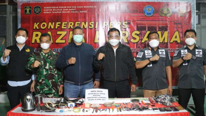 Aparat gabungan menggelar konferensi pers usai razia di Rutan Kelas I Depok.