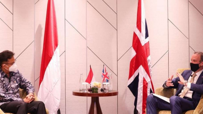 Menlu  Inggris Dominic Raab bertemu Menteri Kesehatan RI Budi Gunadi Sadikin. 