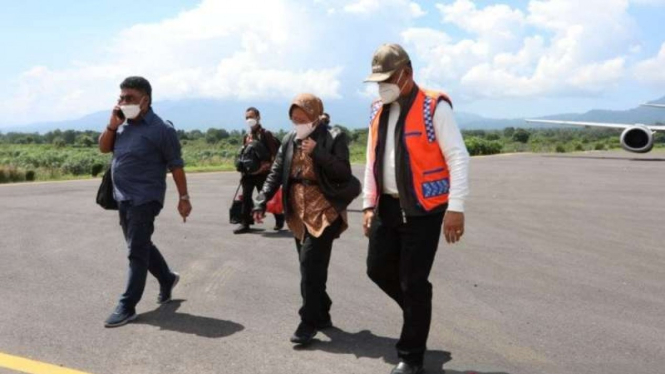 Menteri Sosial Tri Rismaharini alias Rism atiba untuk memberikan bantuan logistik di Bandara Fransiscus Xaverius Seda, Provinsi Nusa Tenggara Timur (NTT), Kamis, 8 April 2021.