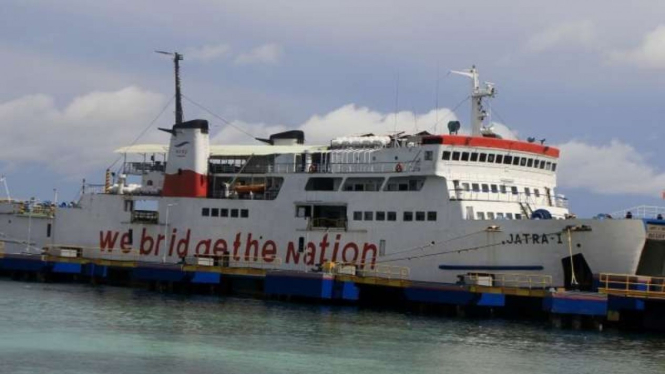 Dokumen: Kapal penyeberangan KMP Jatra I sedang berlabuh di dermaga penyeberangan Bolok, Kupang, Nusa Tenggara Timur, NTT, Selasa, 9 Maret 2021.