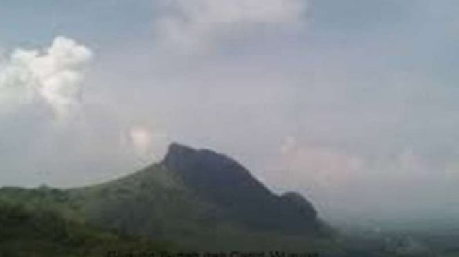 Siluet gambar Gunung Budeg yang diyakini sebagai jejak kawah gunung api purba di Tulungagung, Jawa Timur.