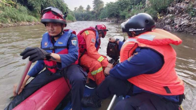 Petugas Penanggulangan Kebakaran dan Penyelamatan Jakarta Selatan.