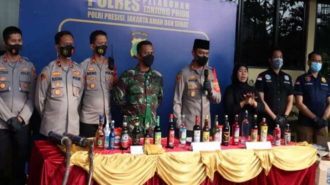 Polres Pelabuhan Tanjung Priok musnahkan ratusan minuman keras