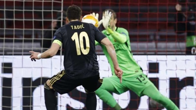 Kiper AS Roma, Pau Lopez gagalkan penalti Dusan Tadic.