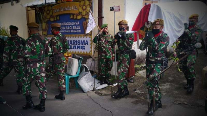 VIVA Militer: Prosesi pemakaman militer Serma Bagi Balle.