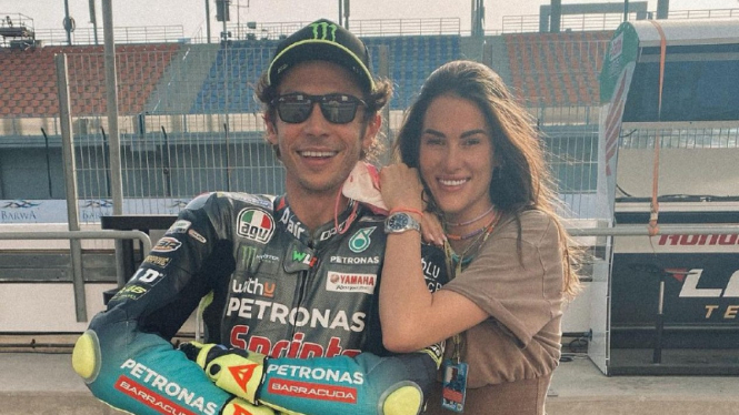 Pembalap MotoGP, Valentino Rossi dan sang kekasih Francesca Sofia