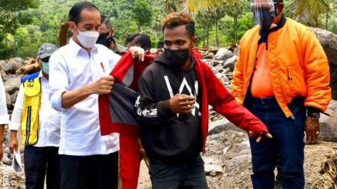 Presiden Jokowi Memberi Jaket yang Dikenakannya ke Korban Banjir NTT