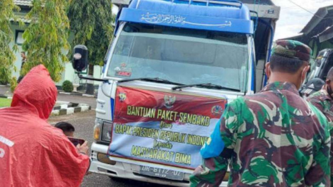 Presiden Jokowi memberikan bantuan sembako kepada korban bencana di NTB.