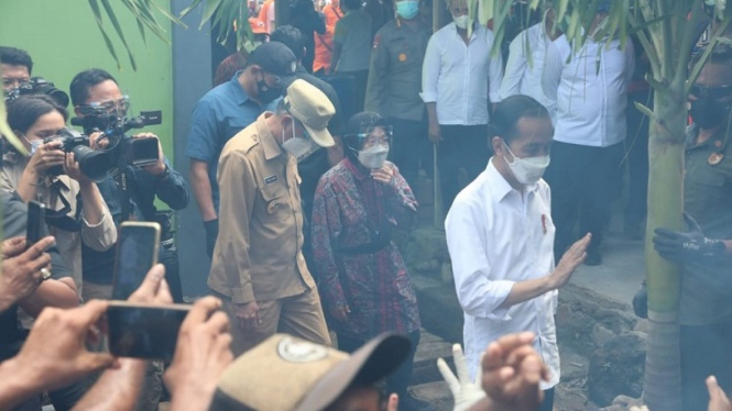 Mensos Risma bersama Presiden Joko Widodo saat mengunjungi korban bencana.