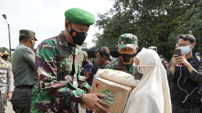 VIVA Militer: Danrem 061/SK berikan bantuan warga terdampak COVID-19