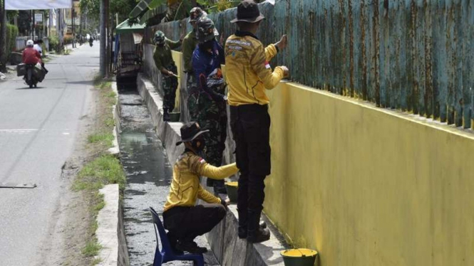 Taruna Latsitardanus bersama masyarakat melakukan renovasi masjid dan gereja