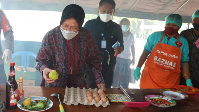 Presiden didampingi Menteri Sosial (Mensos) Tri Rismaharini mengunjungi Posko tanggap bencana di Puskesmas Waipukang, Kecamatn Ile Ape, Kabupaten Lembata, Nusa Tenggara Timur (NTT). 