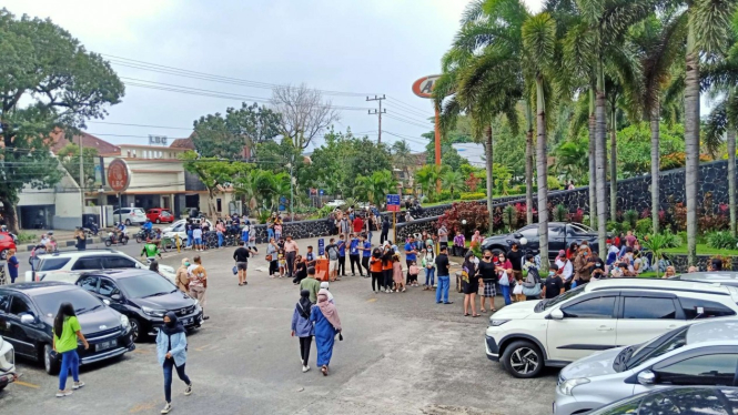 Pengunjung Mall Olimpic Garden (MOG) Kota Malang berhamburan keluar saat gempa.