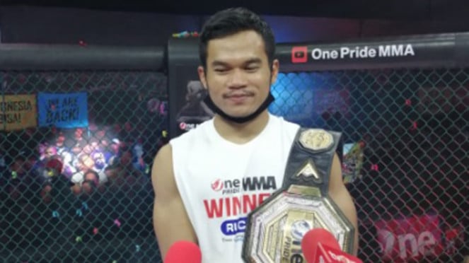 Juara kelas featherweight One Pride MMA, Aep Saepudin. Juara kelas featherweight One Pride MMA, Aep Saepudin.