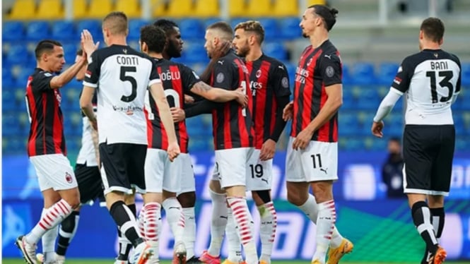 Para pemain AC Milan merayakan gol ke gawang Parma. 