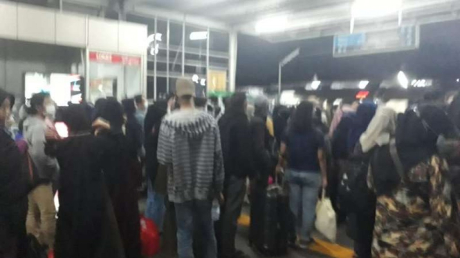 Penumpukan penumpang di Stasiun Sudimara terutama penumpang KRL arah Serpong