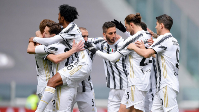 Pemain Juventus merayakan gol