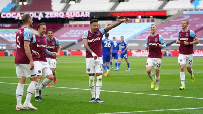 jesse Lingard merayakan gol ke gawang Leicester City