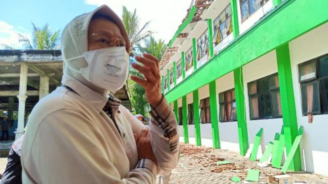 Menteri Sosial Tri Rismaharini alias Risma meninjau gedung sekolah ambruk akibat gempa di Malang, Jawa Timur, Minggu, 11 April 2021.
