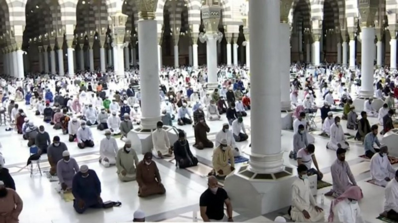 Foto Salat Tarawih Di Masjidil Haram Dan Masjid Nabawi Dikurangi 10 Rakaat