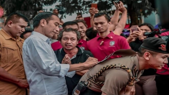 Presiden Jokowi dan asisten ajudan AKP Syarif