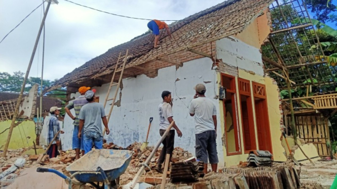Banyak rumah rusak akibat gempa bumi di Malang.