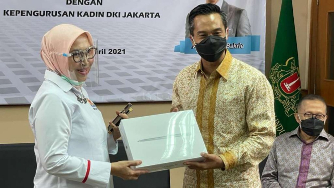 Anindya Bakrie dan Ketua Kadin DKI Jakarta Diana Dewi.