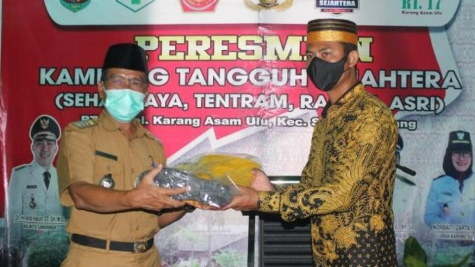 Penyerahan Hadiah Secara Simbolis (Dok. Pribadi Andi Faisal)