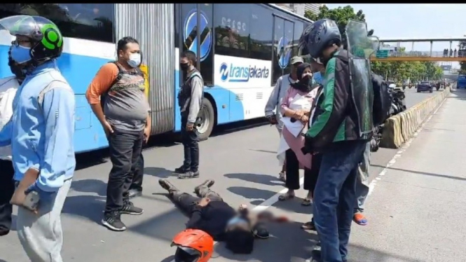  Seorang pemuda tewas ditabrak bus saat menyeberang jalan.