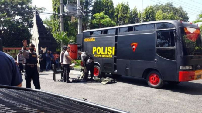 Petugas tim Gegana Satuan Brimob Kepolisian Daerah Jawa Timur di lokasi halaman kantor DPRD Kota Kediri, Jawa Timur, Senin, 12 April 2021.