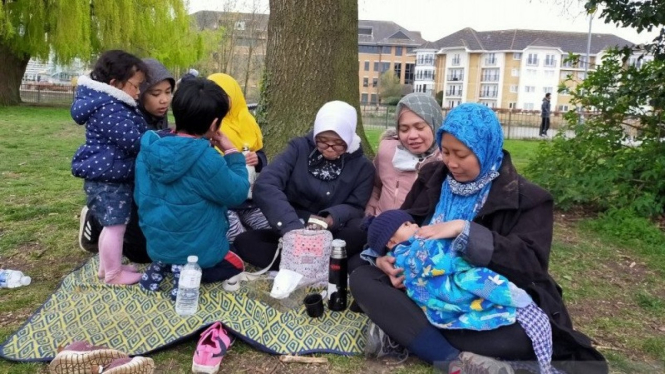 Sebuah keluarga Indonesia berlibur di taman kota di Reading, Inggris menyambut datangnya Ramadan.
