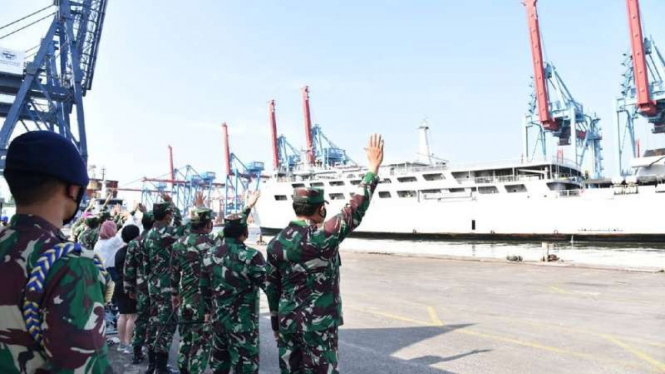 VIVA Militer: KSAL lepas kapal perang pembawa bantuan untuk korban banjir NTT 