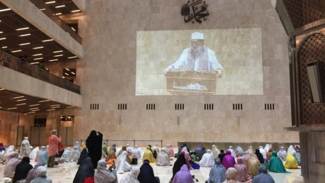 Situasi salat tarawih di masjid Istiqlal